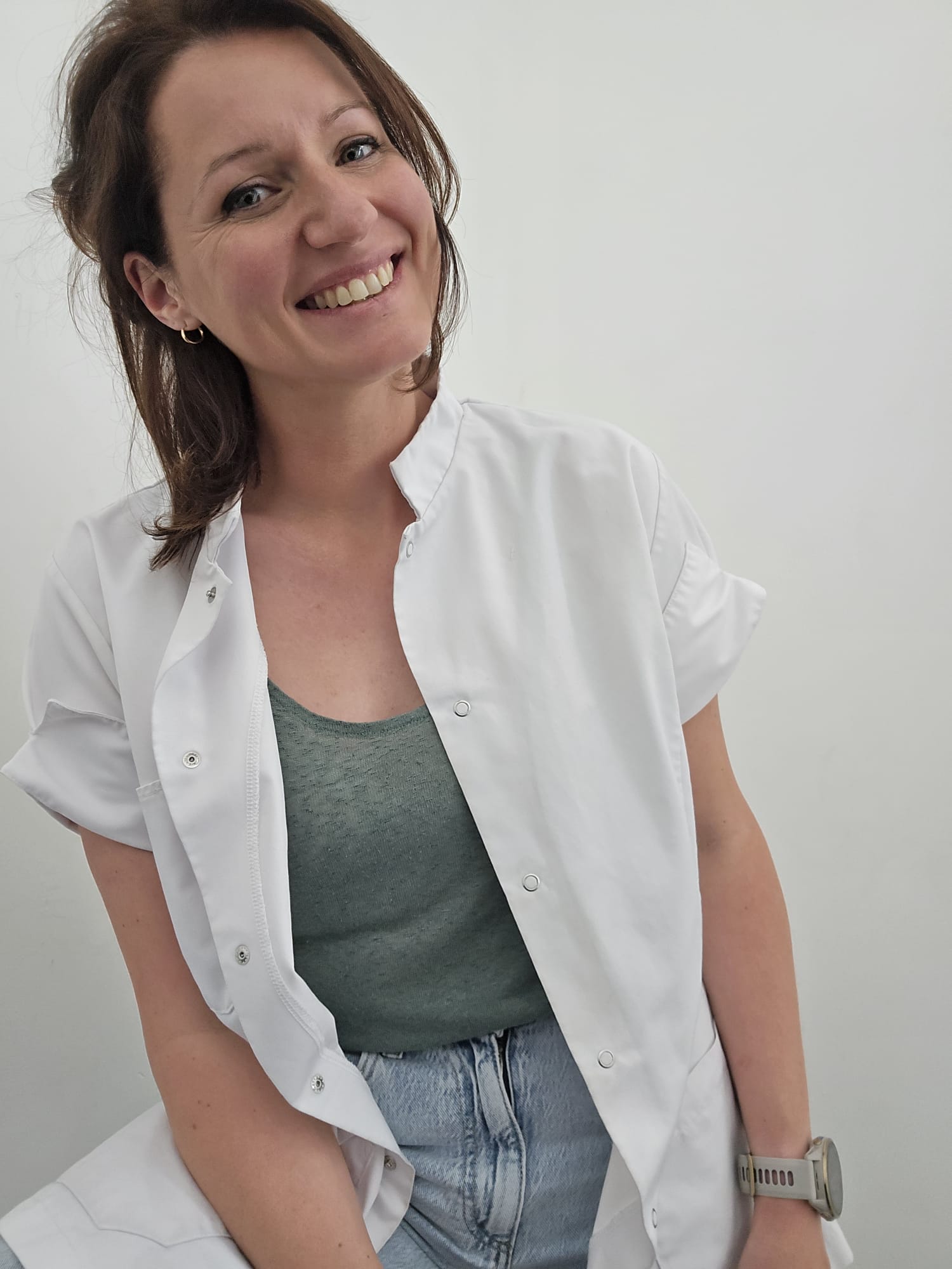June Goris in haar praktijk
